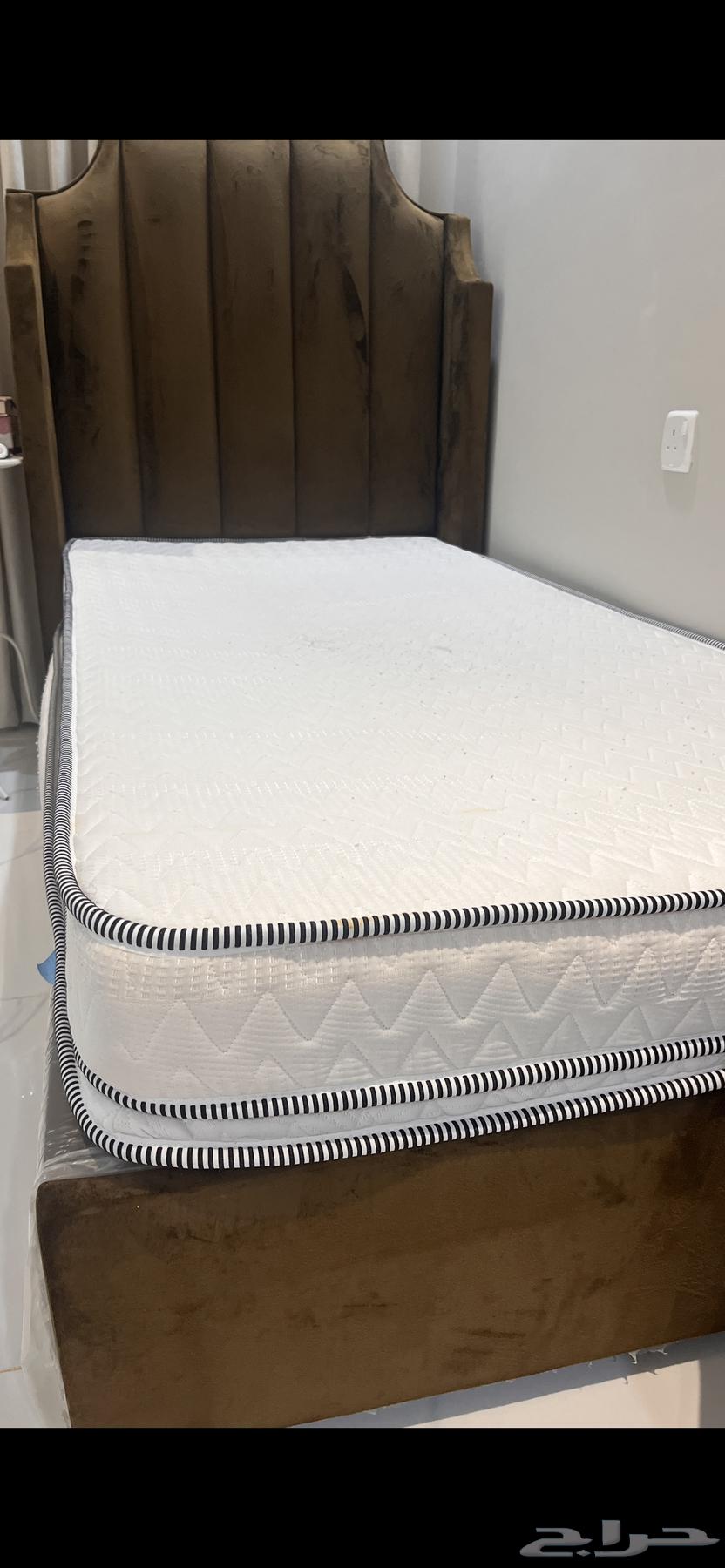 For sale: a table for 5, a single bed, and a coffee machine64518775213953112