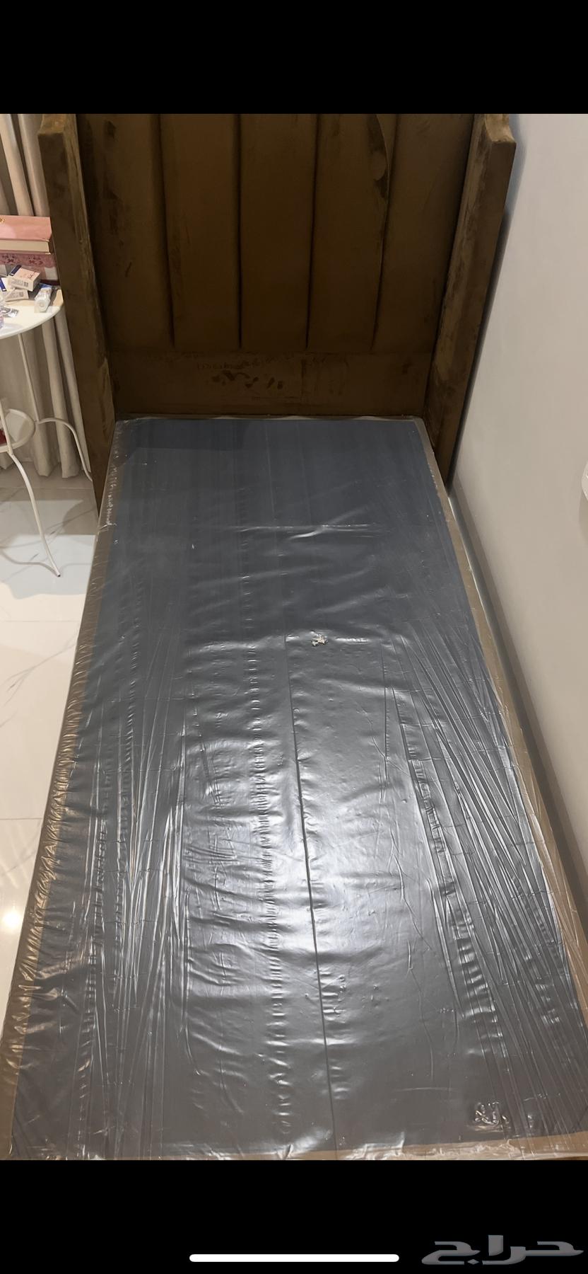 For sale: a table for 5, a single bed, and a coffee machine64518775213953111