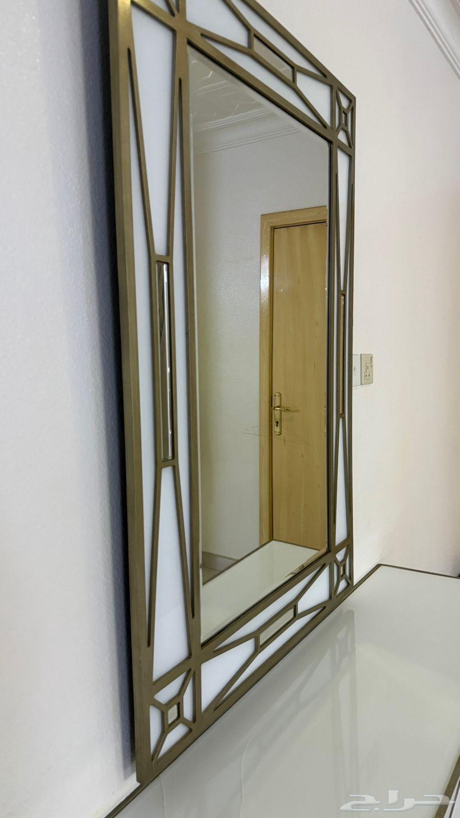 للبيع طاولة مع مرايه64517960276993110