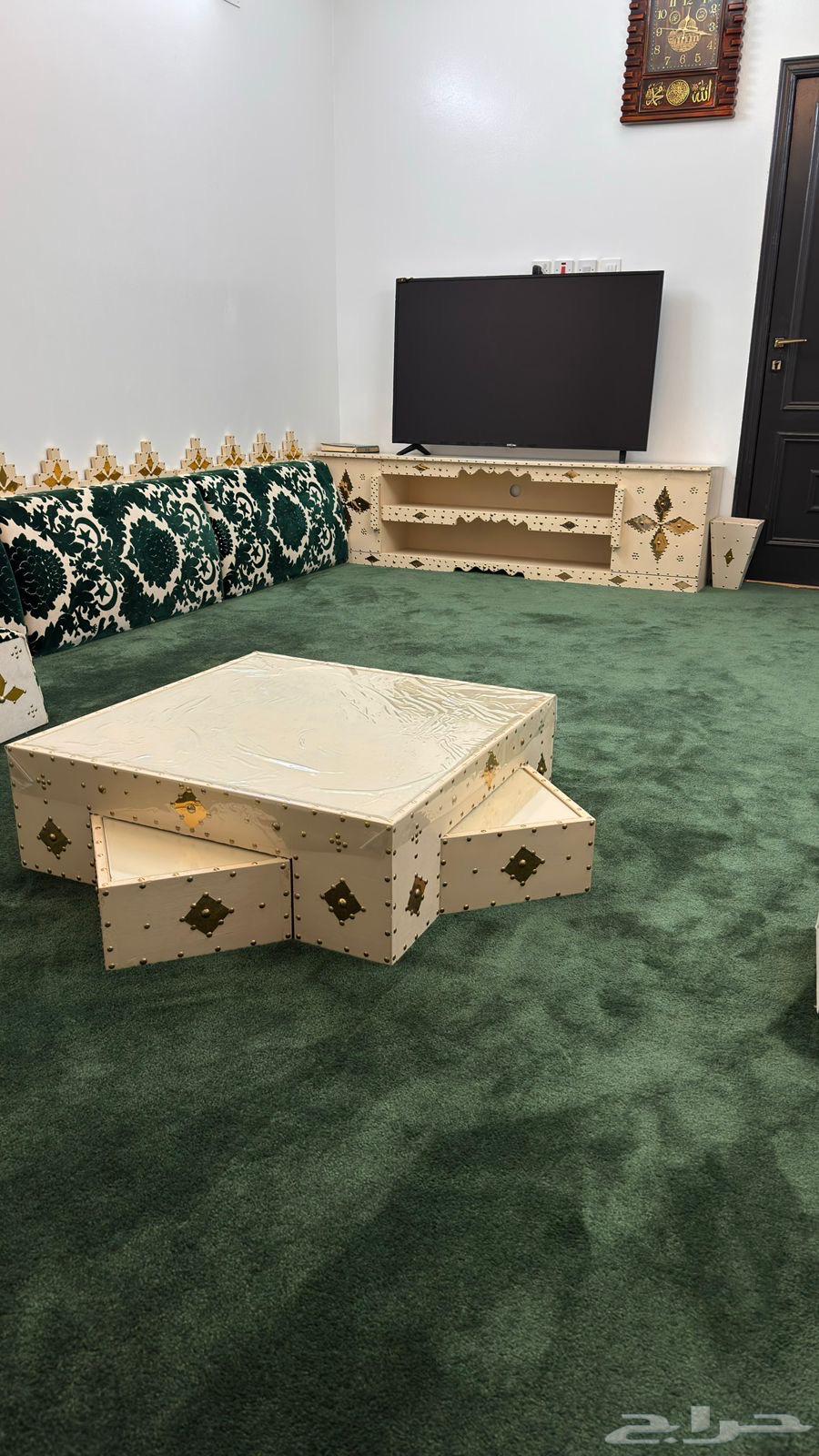 Supports and tables. Carpet and curtain and new plasma table64511464720770112