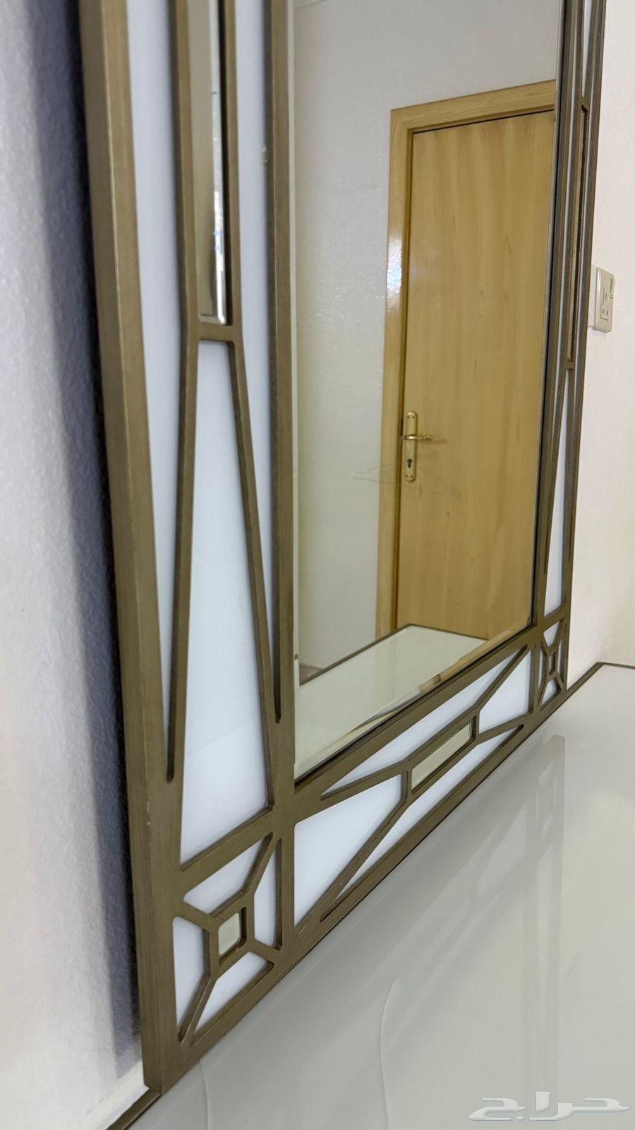 للبيع طاولة مع مرايه64517960276993114