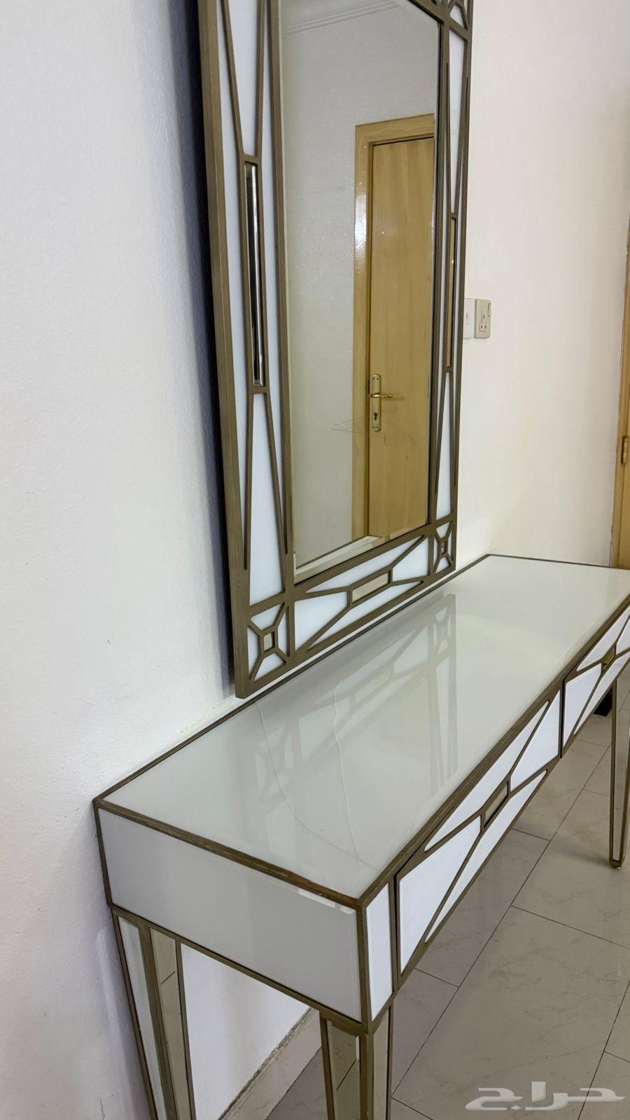 للبيع طاولة مع مرايه64517960276993111