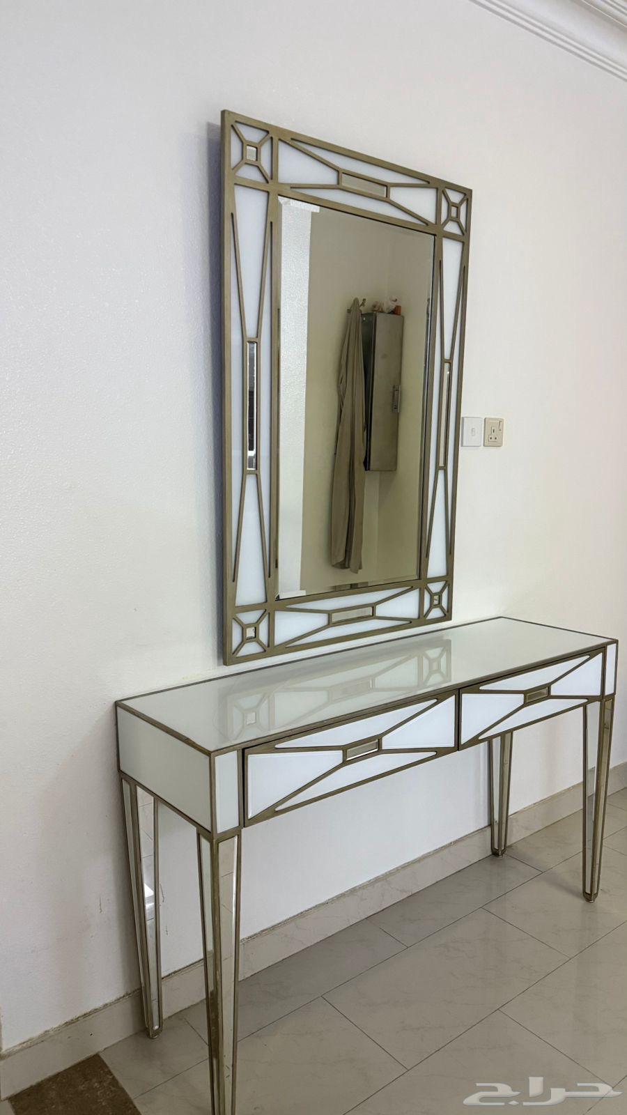 للبيع طاولة مع مرايه64517960276993113