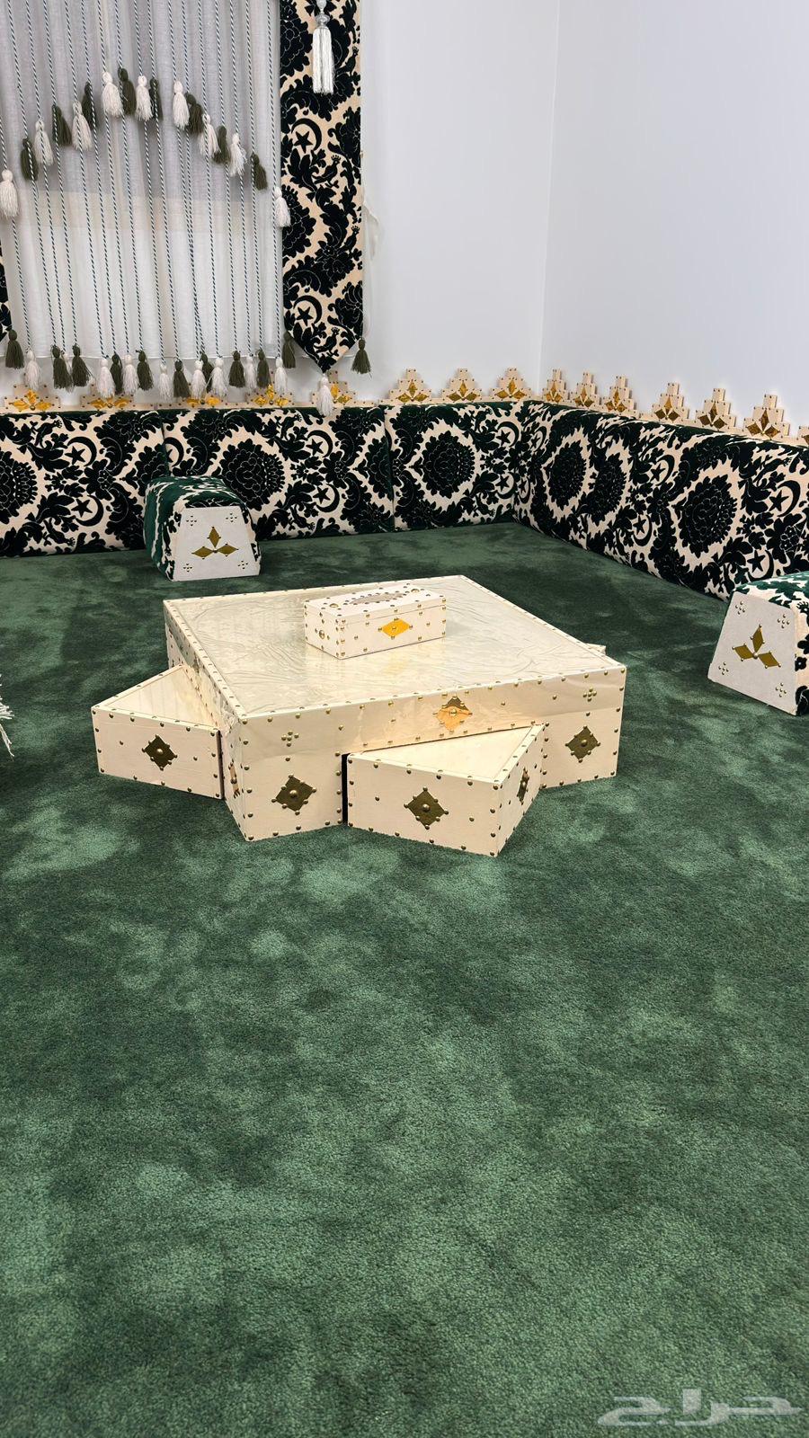 Supports and tables. Carpet and curtain and new plasma table64511464720770110