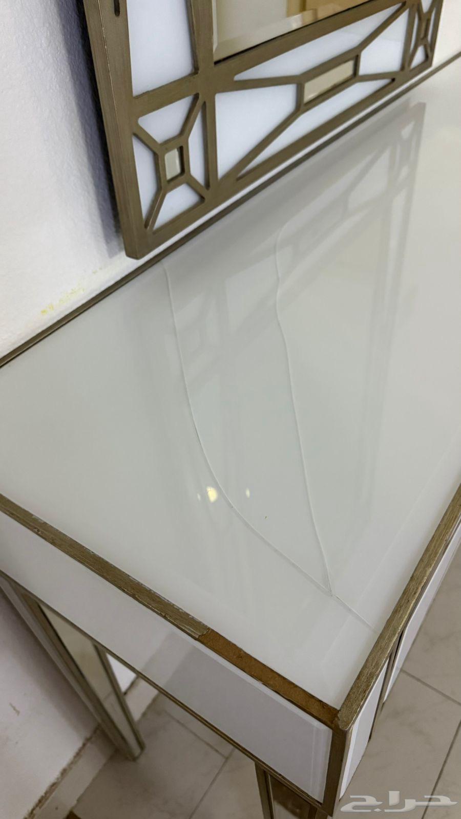 للبيع طاولة مع مرايه64517960276993112