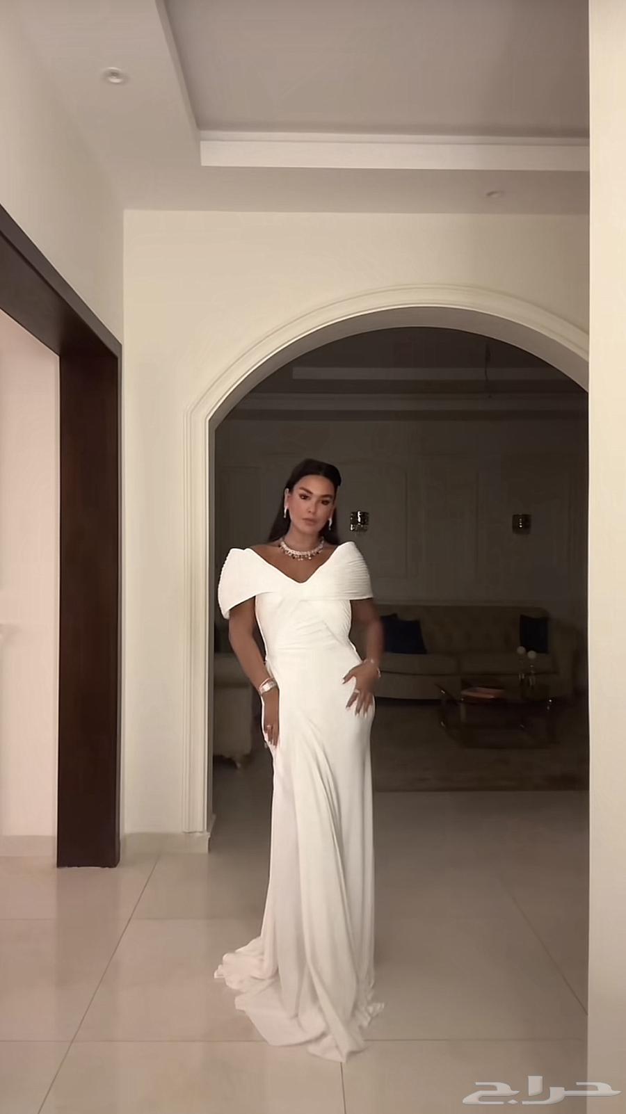 Elegant dress, size medium to large, bought for 1000 and selling for 60064523725068289114