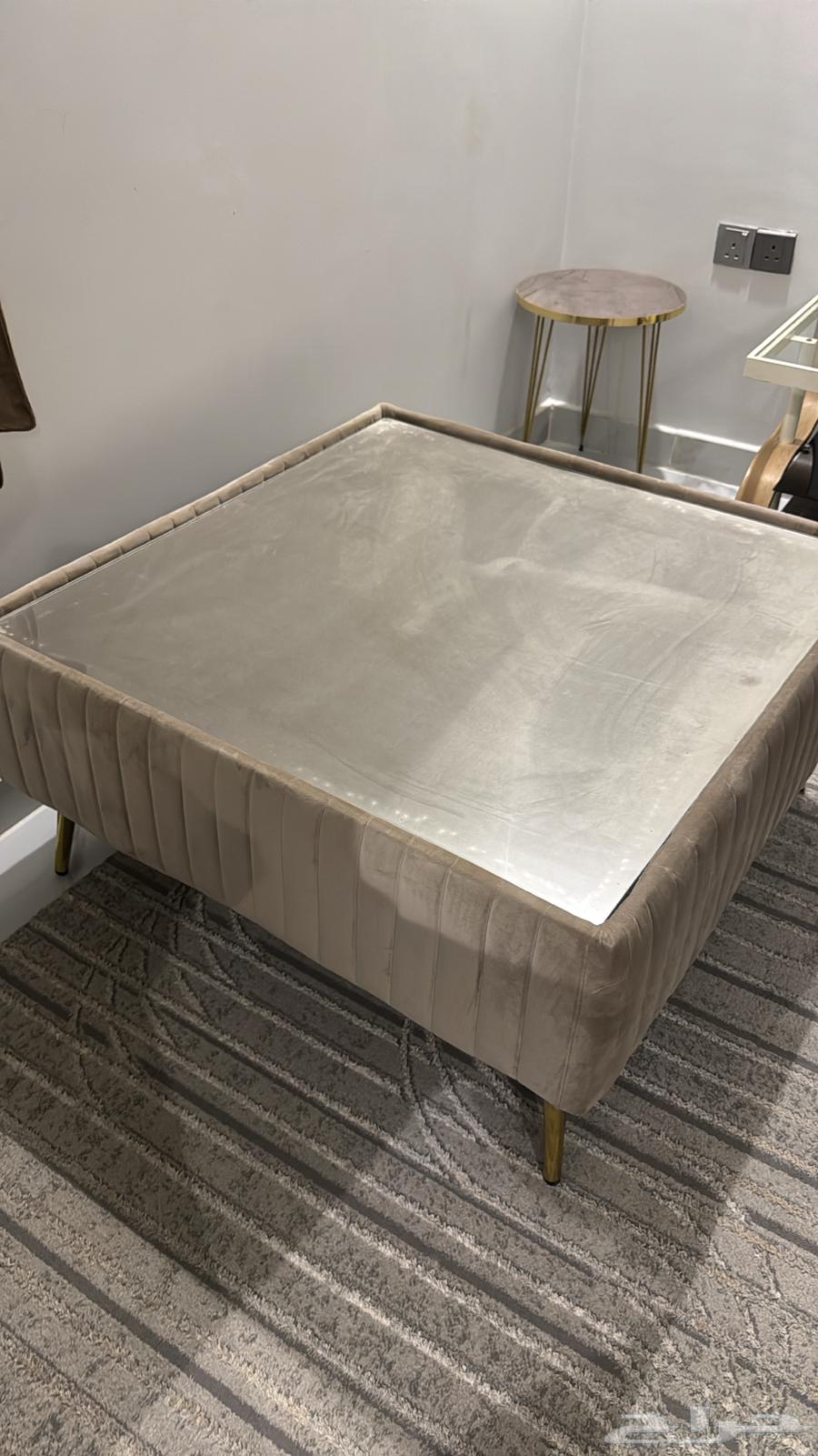 Serving table64524767576322110