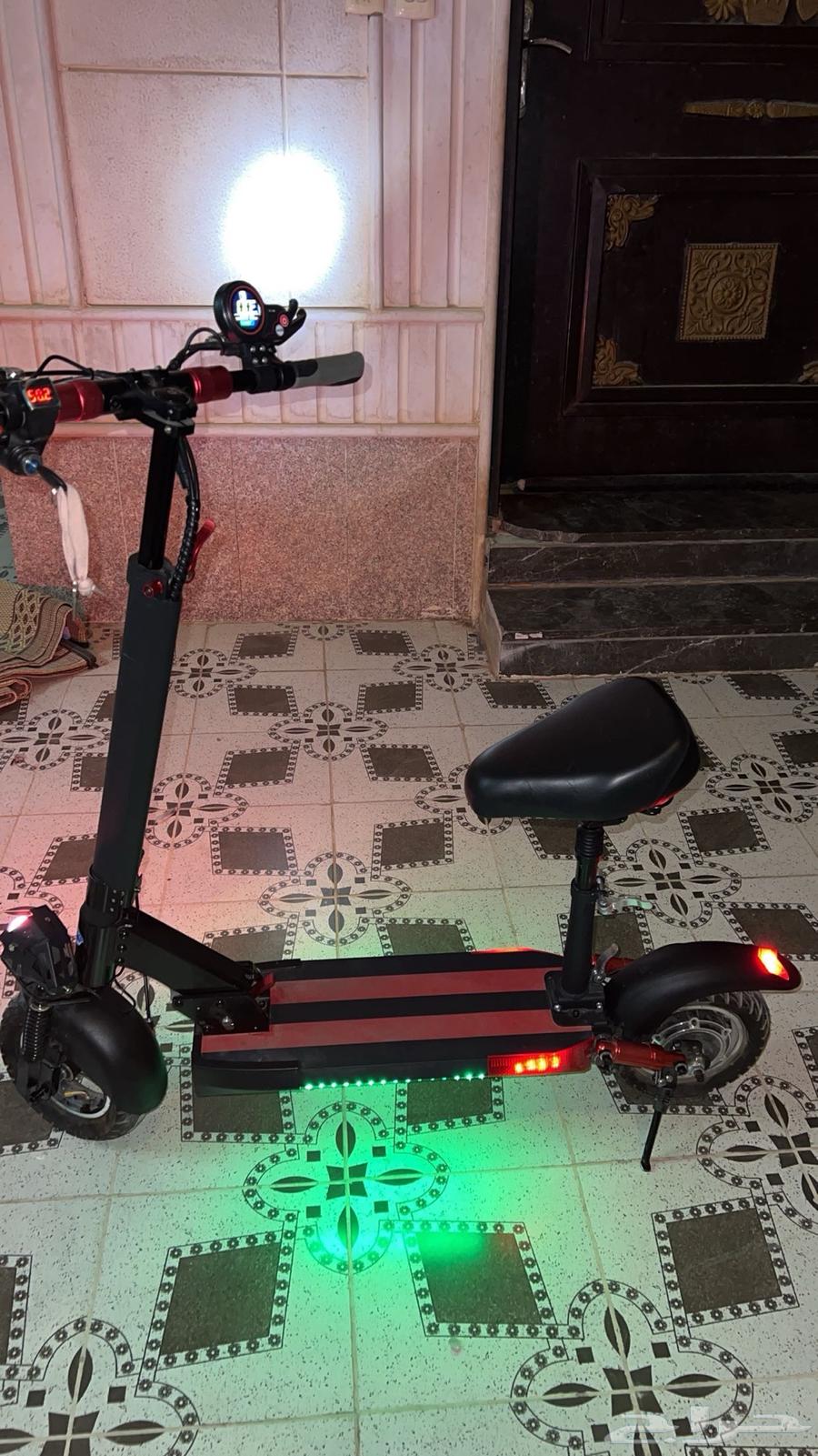New scooter with its box and invoice64526717299075110