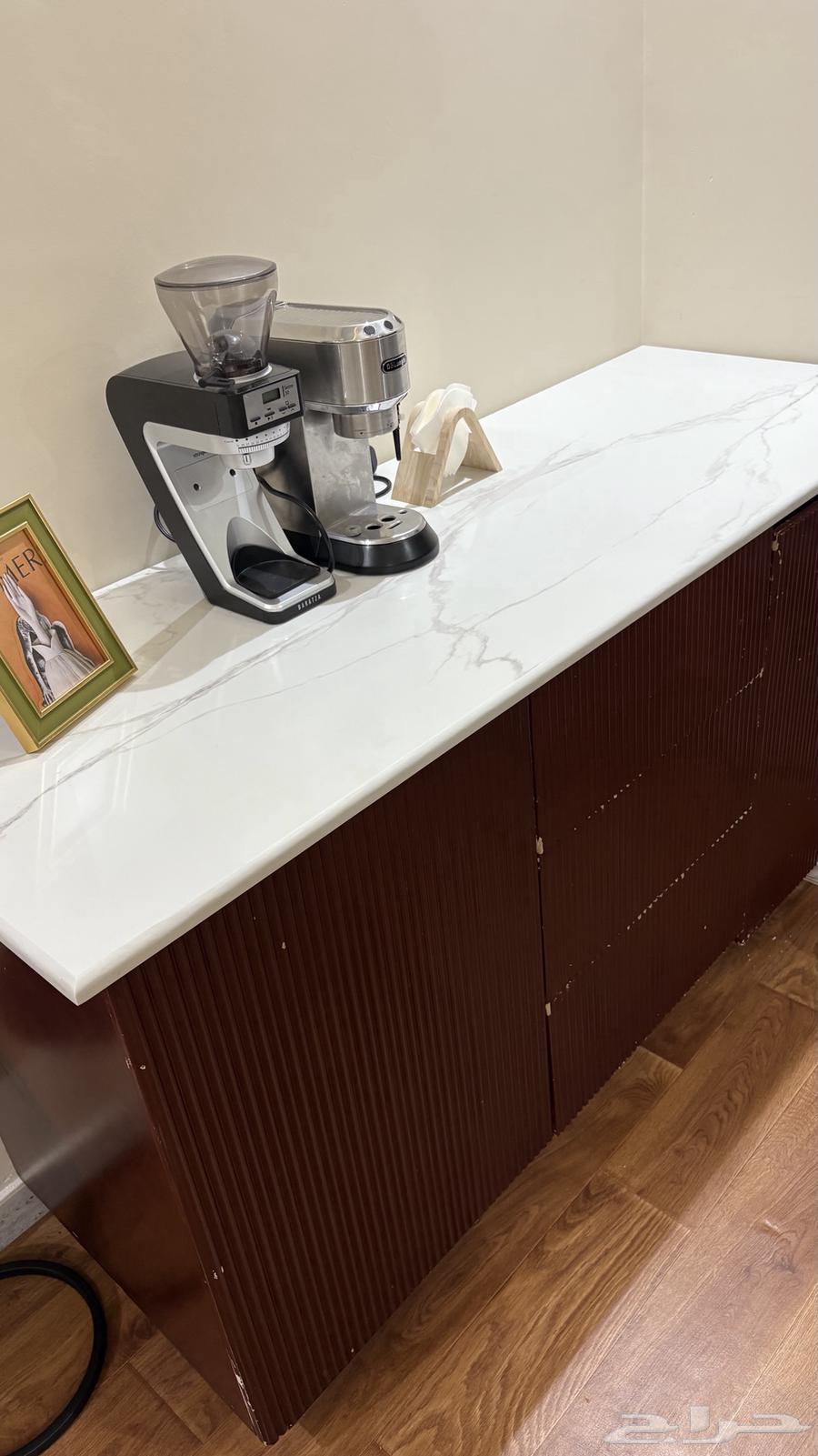 Café corner table64524392761474112