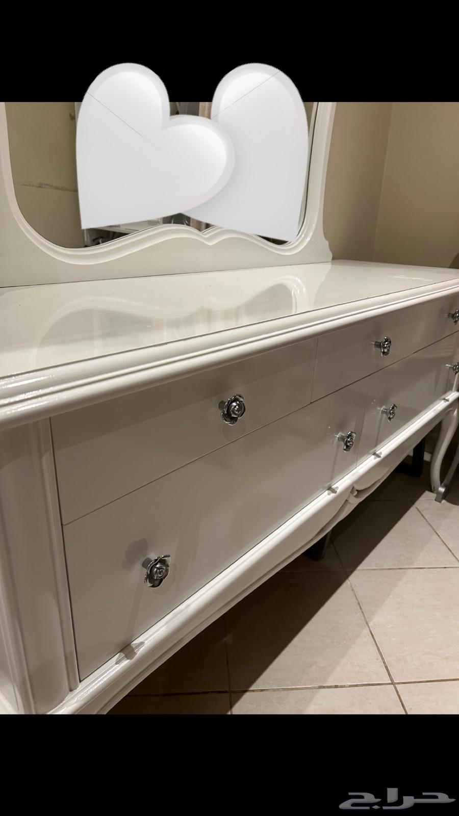 تسريحة بيضاء فخمة مع كرسي قابل للسوم64522865440386112