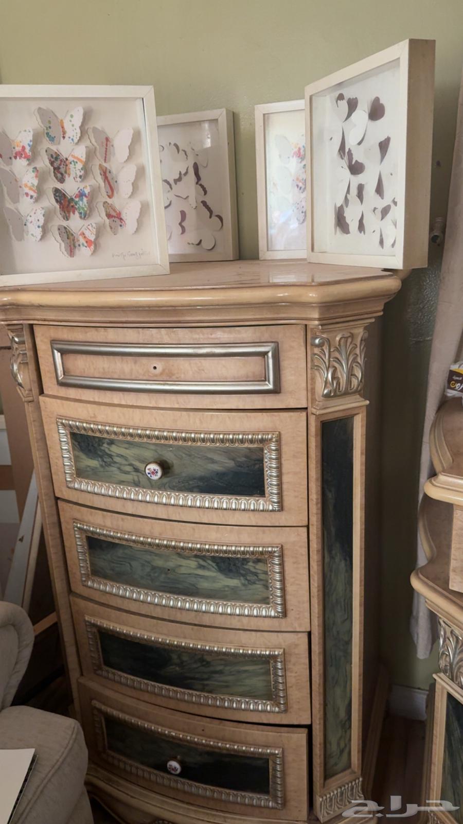 تسريحه وكمدينه طويله مع مرايه كبيره مع اللوح64522865539841110