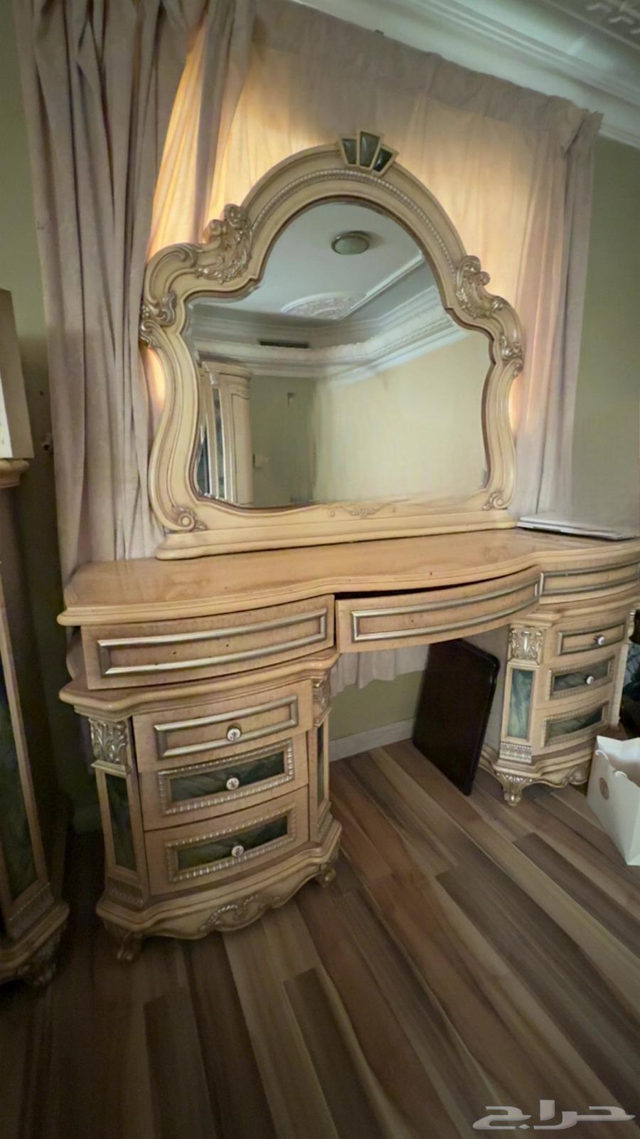 تسريحه وكمدينه طويله مع مرايه كبيره مع اللوح64522865539841112