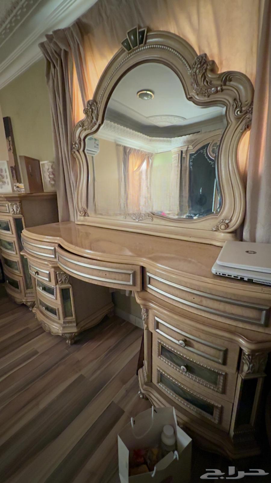 تسريحه وكمدينه طويله مع مرايه كبيره مع اللوح64522865539841111
