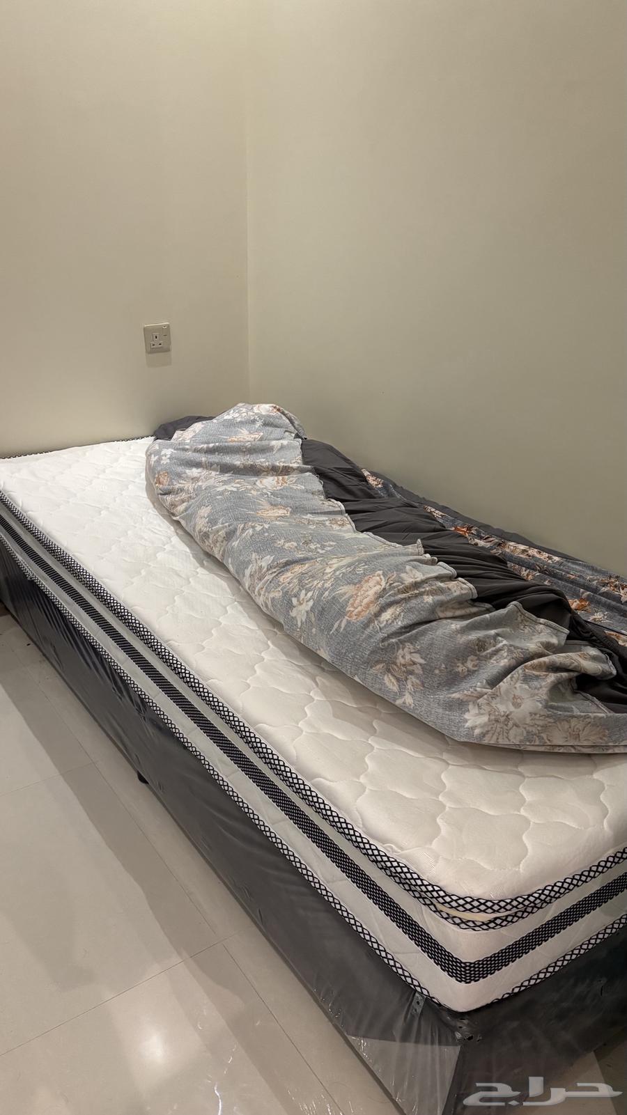 للبيع اثاث غرفة نوم64525538663937111