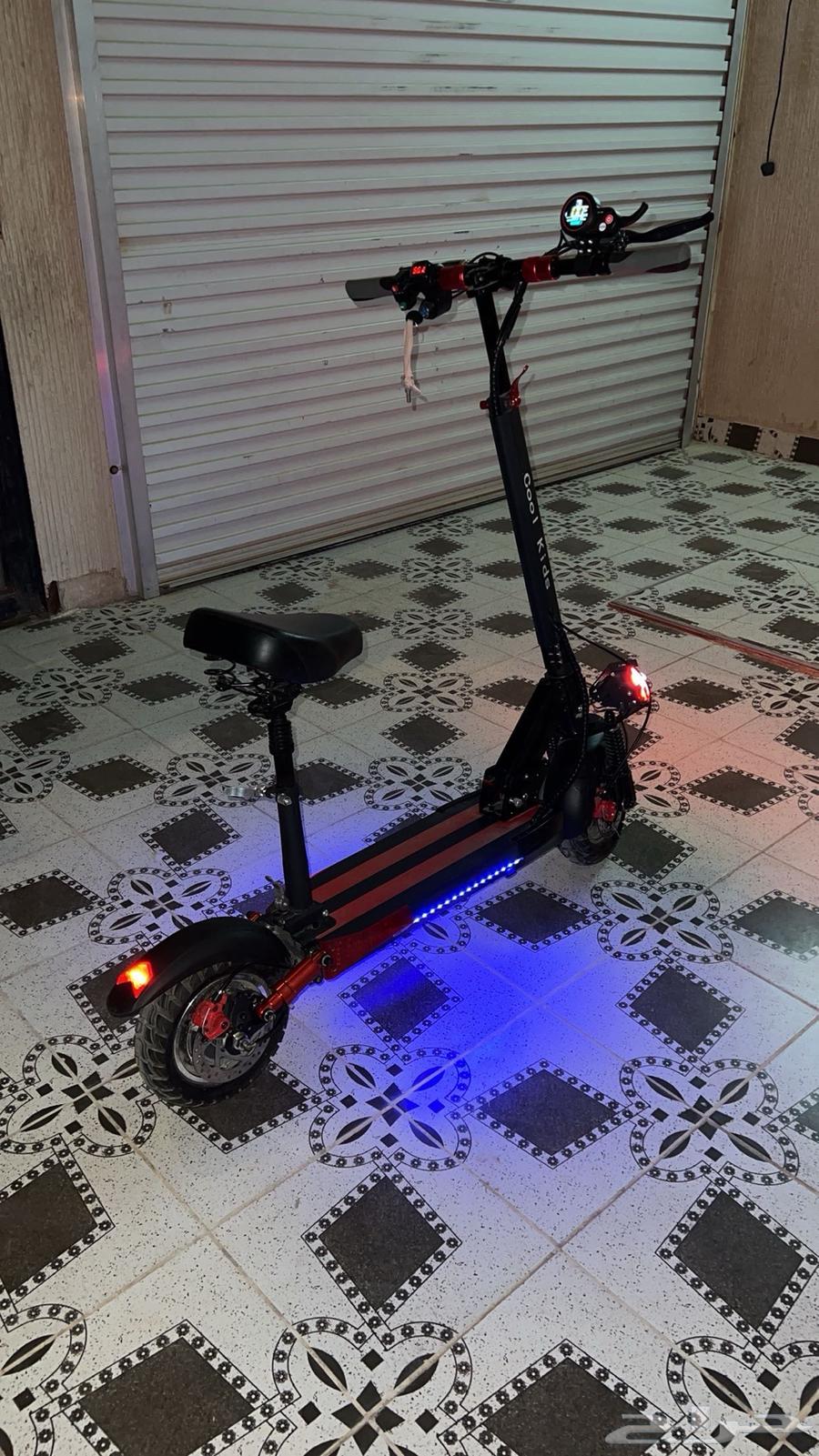 New scooter with its box and invoice64526717299075114