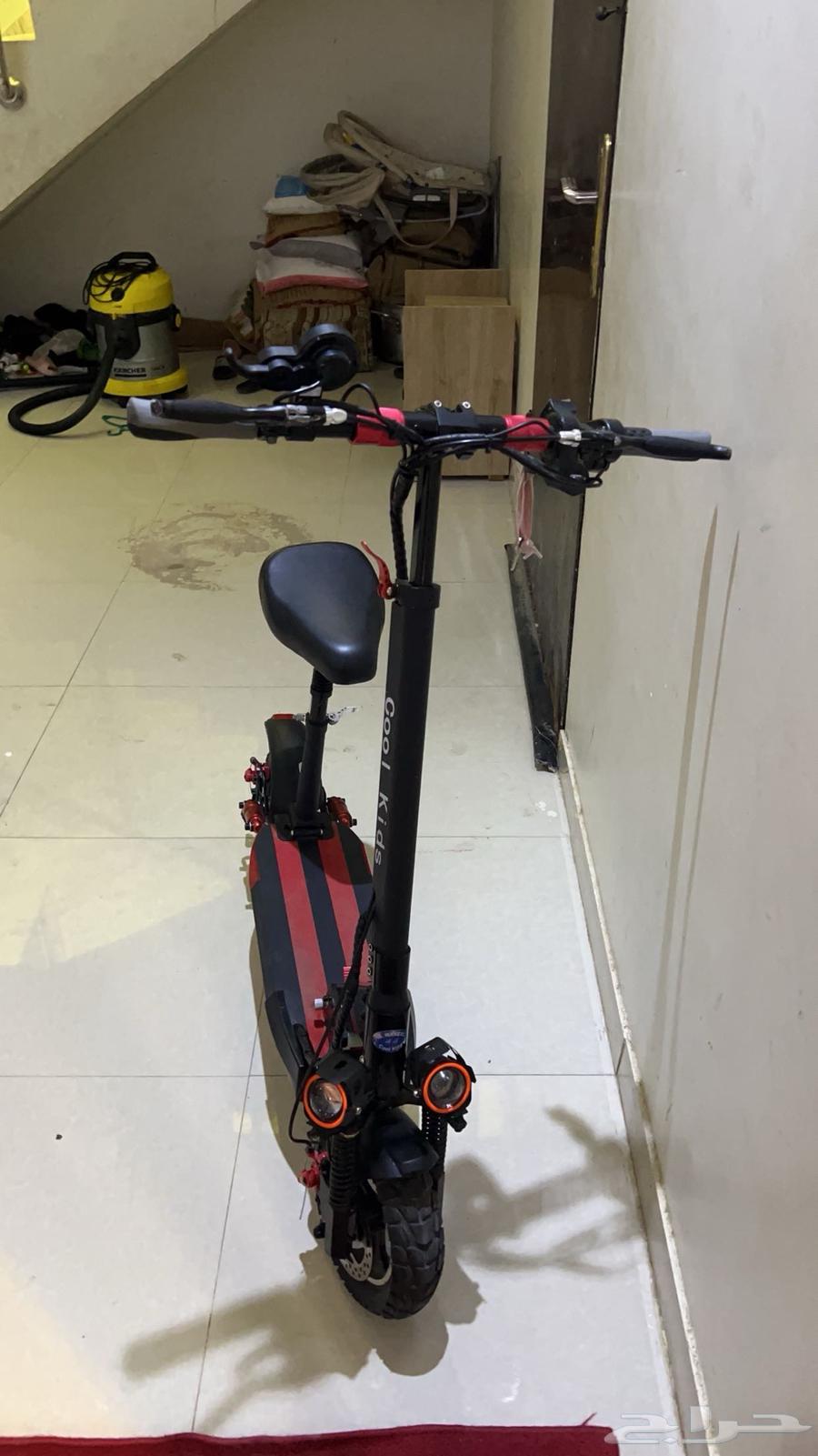 New scooter with its box and invoice64526717299075113