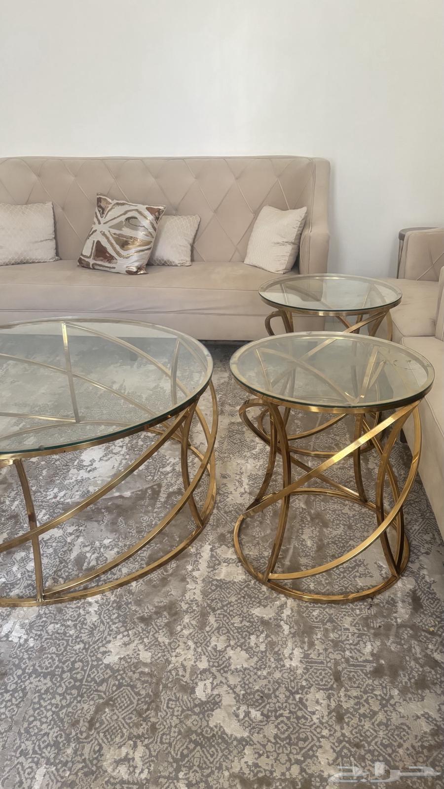 طاوله كبيره مع اربع طاولات خدمه64522187704066111