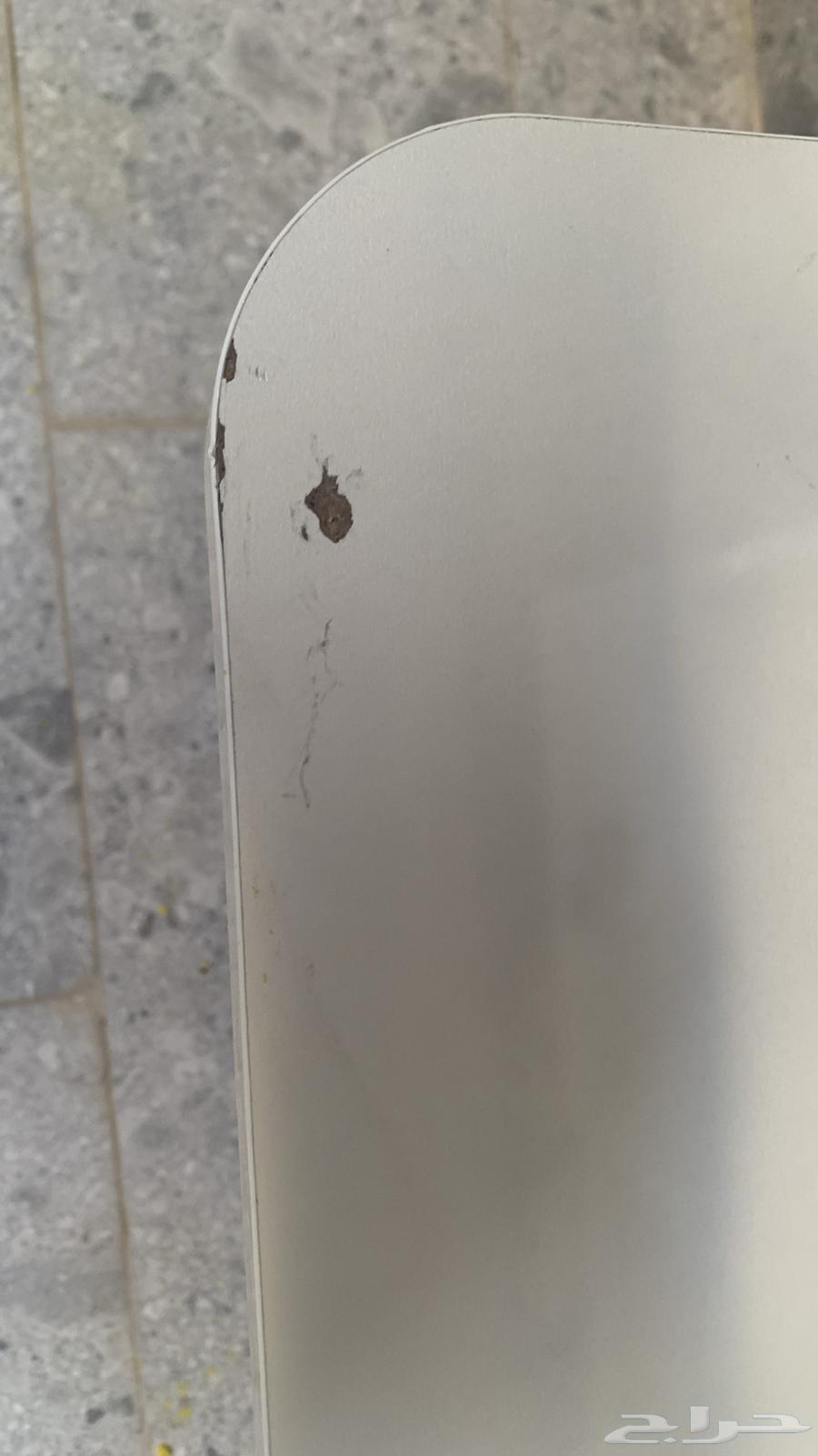 طاوله قويه و فخمه بس فيها الخدش و رقم التواصل64522935833089111