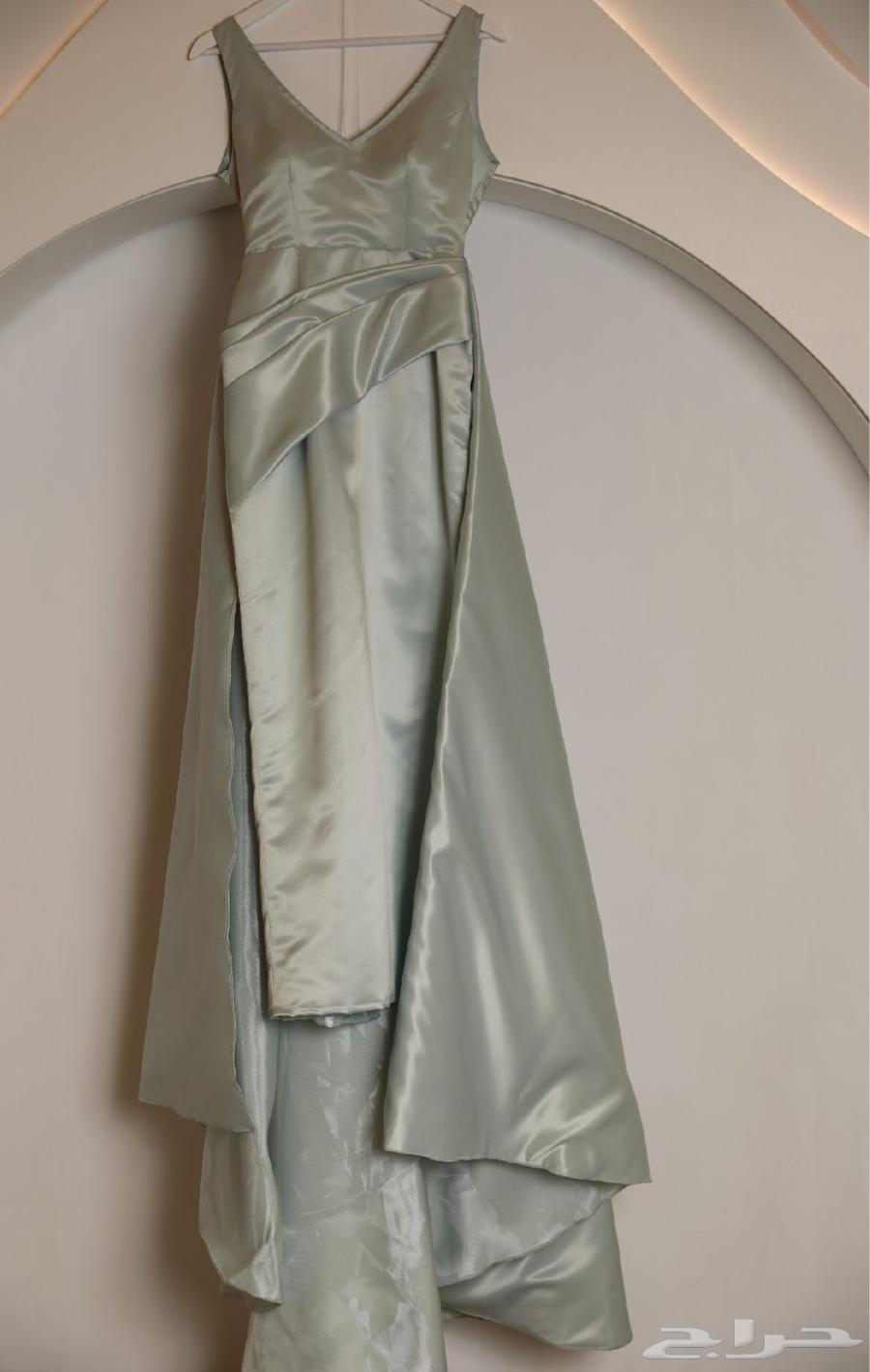 A suitable dress for an evening or net event64526898613506112