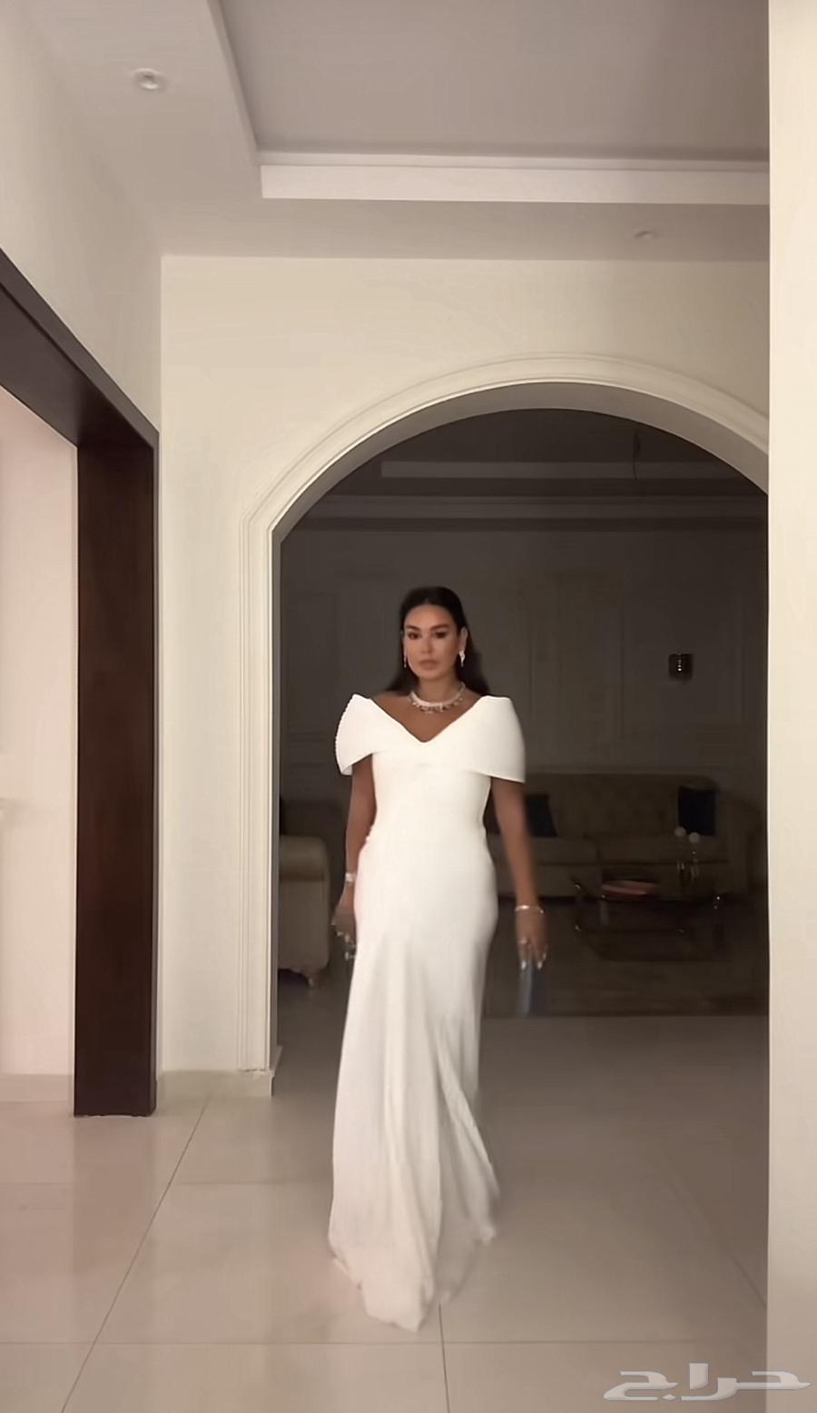 Elegant dress, size medium to large, bought for 1000 and selling for 60064523725068289113