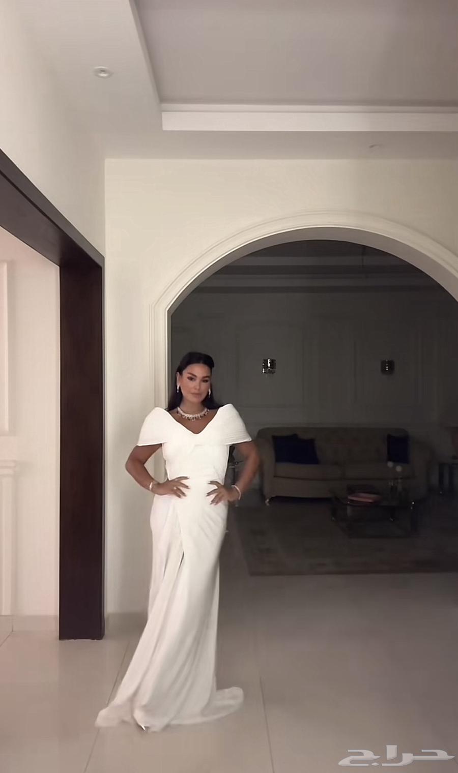 Elegant dress, size medium to large, bought for 1000 and selling for 60064523725068289112