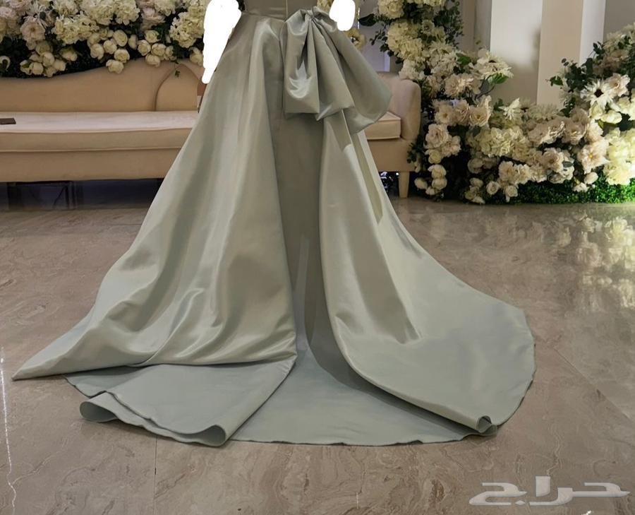 A suitable dress for an evening or net event64526898613506113