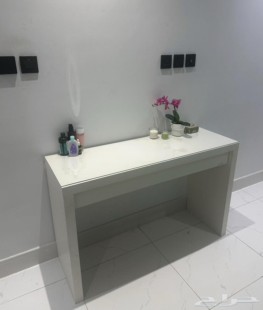 round mirror and dressing table64521411685121111