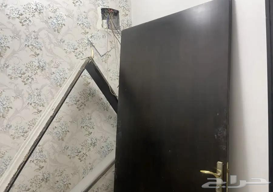 باب خشب شبه جديد جوده عاليه64524362897026110