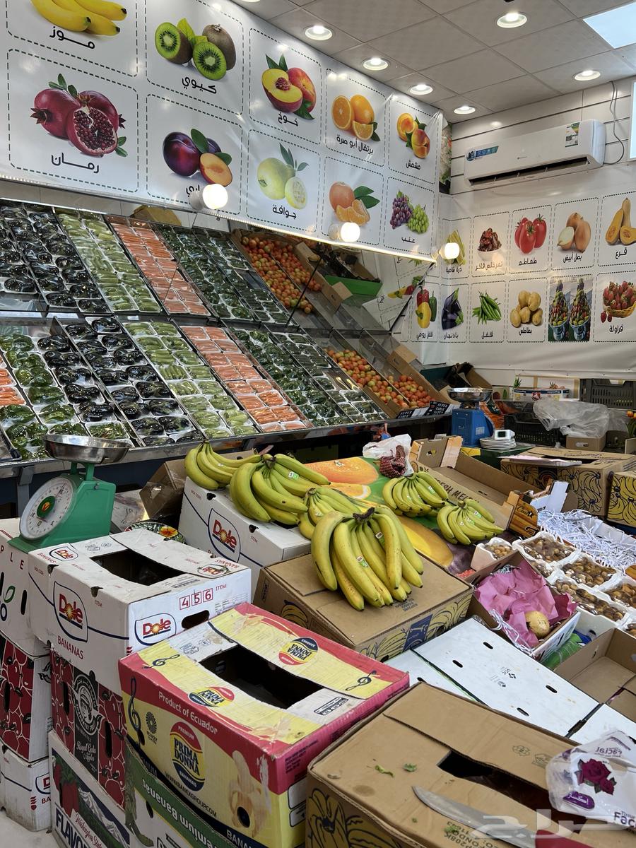 Vegetable, fruit, and date shop ready on a main street64144259059331114