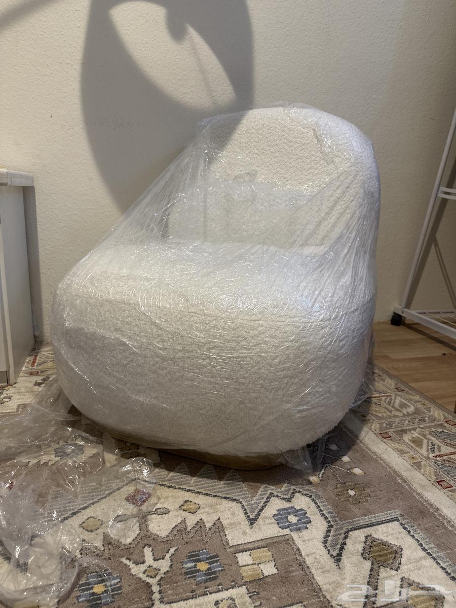 I have a Bouclé chair for sale, brand new, bought from the store and never used64527010994434112