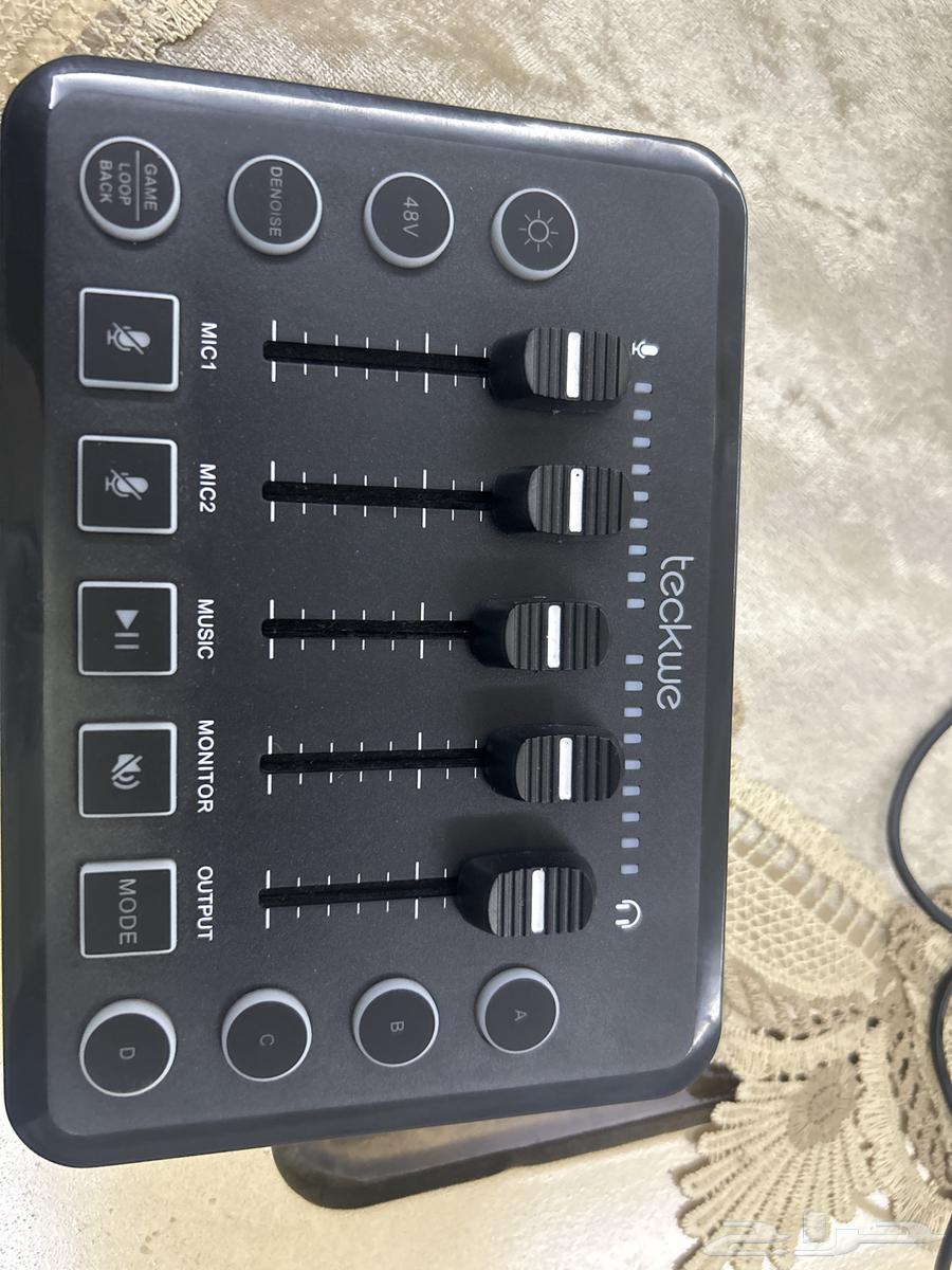 Teckwe splitter for sale, used once, comes with Type-C cable and headphone cable64526092454657110