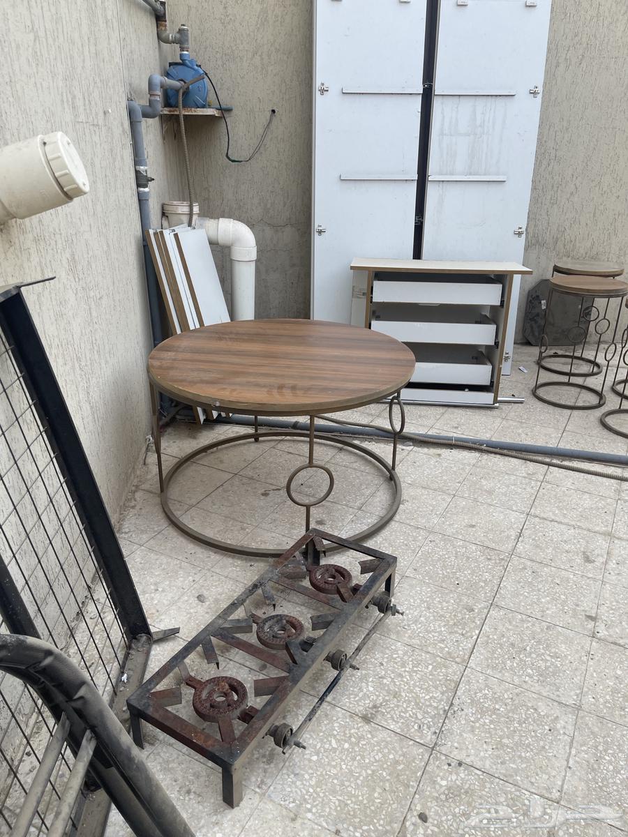طاولات حديد وسريرحديد وشاشه بروكتر دولاب ملابس للبيع64523556002433111