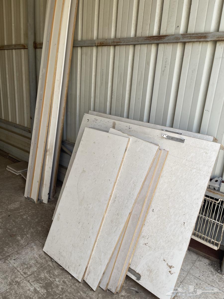 طاولات حديد وسريرحديد وشاشه بروكتر دولاب ملابس للبيع64523556002433114