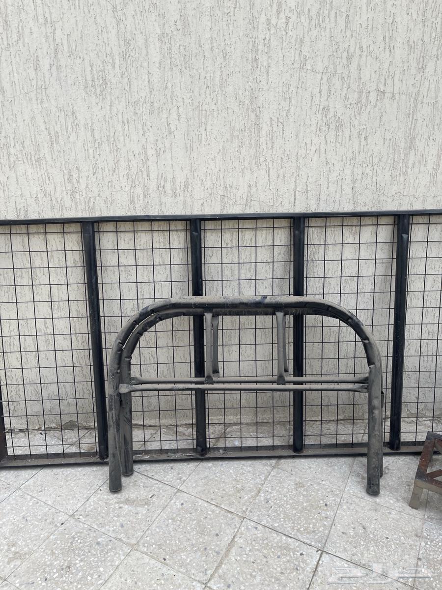 طاولات حديد وسريرحديد وشاشه بروكتر دولاب ملابس للبيع64523556002433110