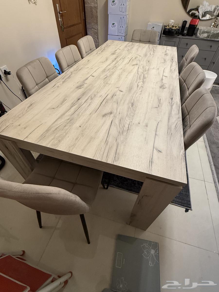 Table with 8 chairs in excellent condition 750 riyals64521723440643111