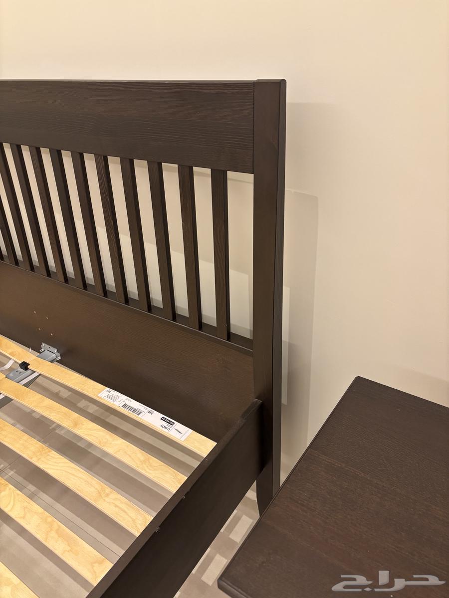 هيكل سرير بني من ايكيا مع كمودينة64521311894402113