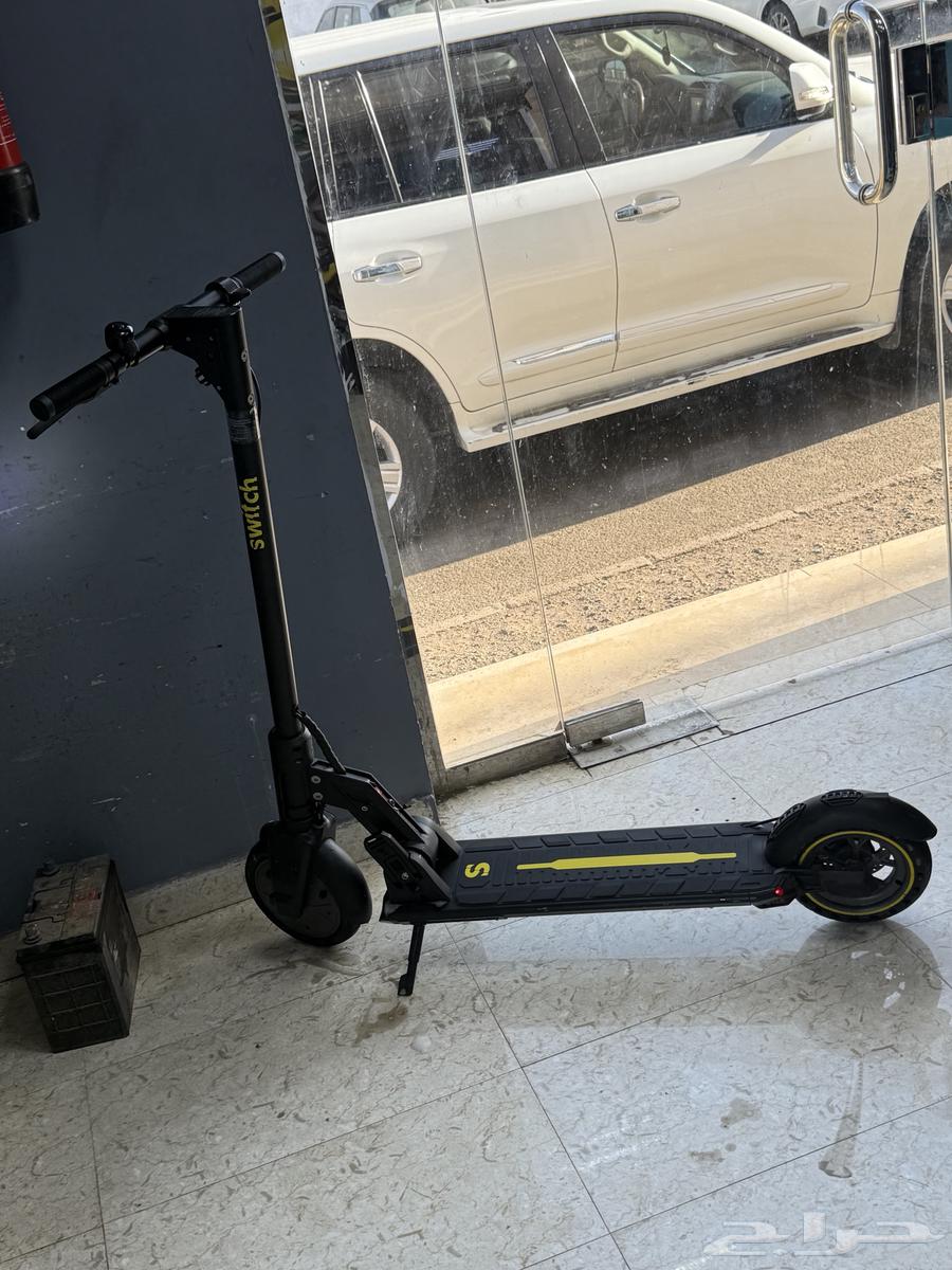 اسكوتر استخدام بسيط معاه الكرتونه وأغراضه علي السوم64525510950019111