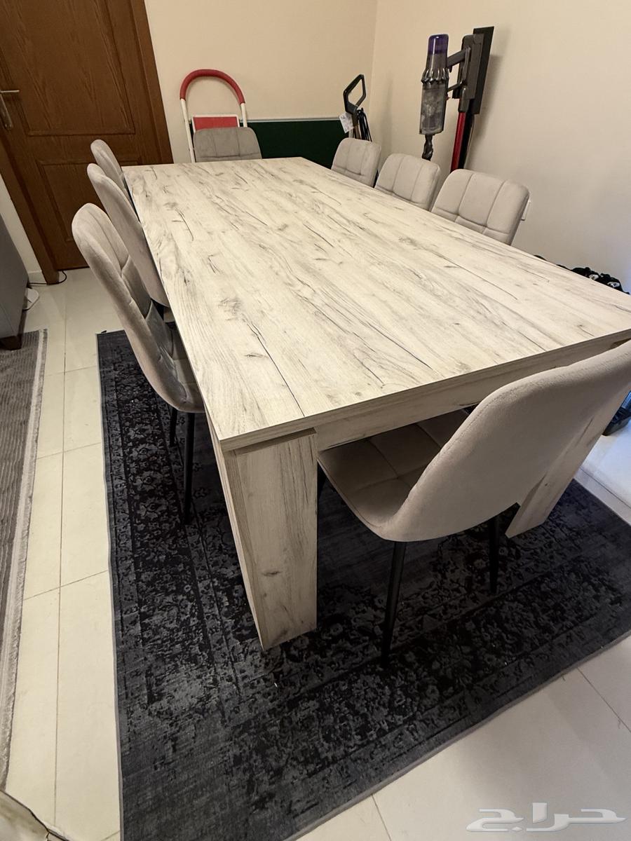 Table with 8 chairs in excellent condition 750 riyals64521723440643112