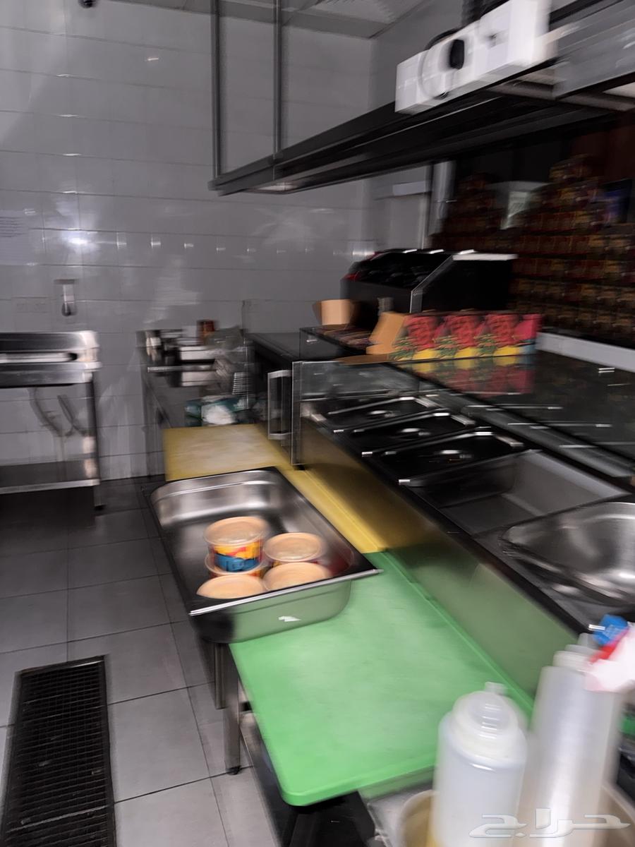 ومعدات مطعم شبه جديد64525760373634114