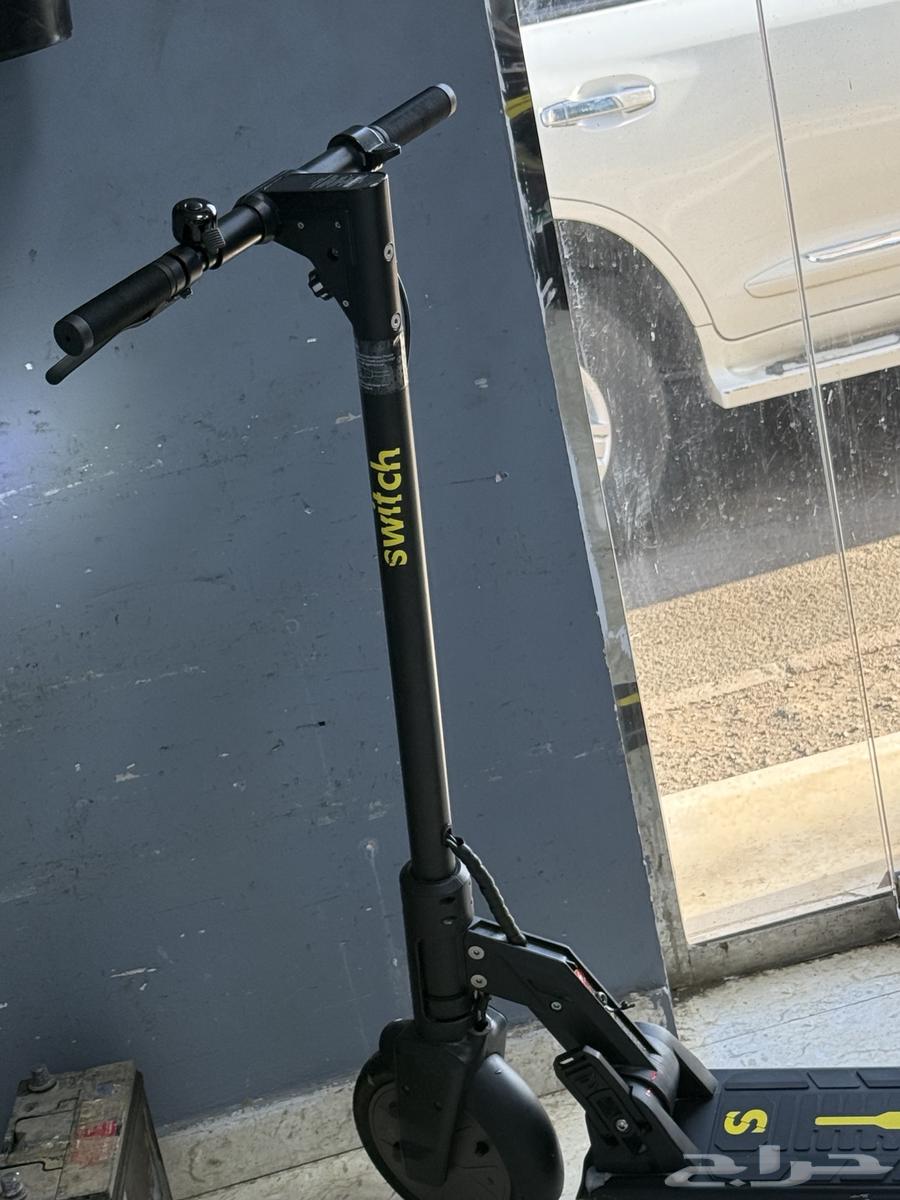 اسكوتر استخدام بسيط معاه الكرتونه وأغراضه علي السوم64525510950019112