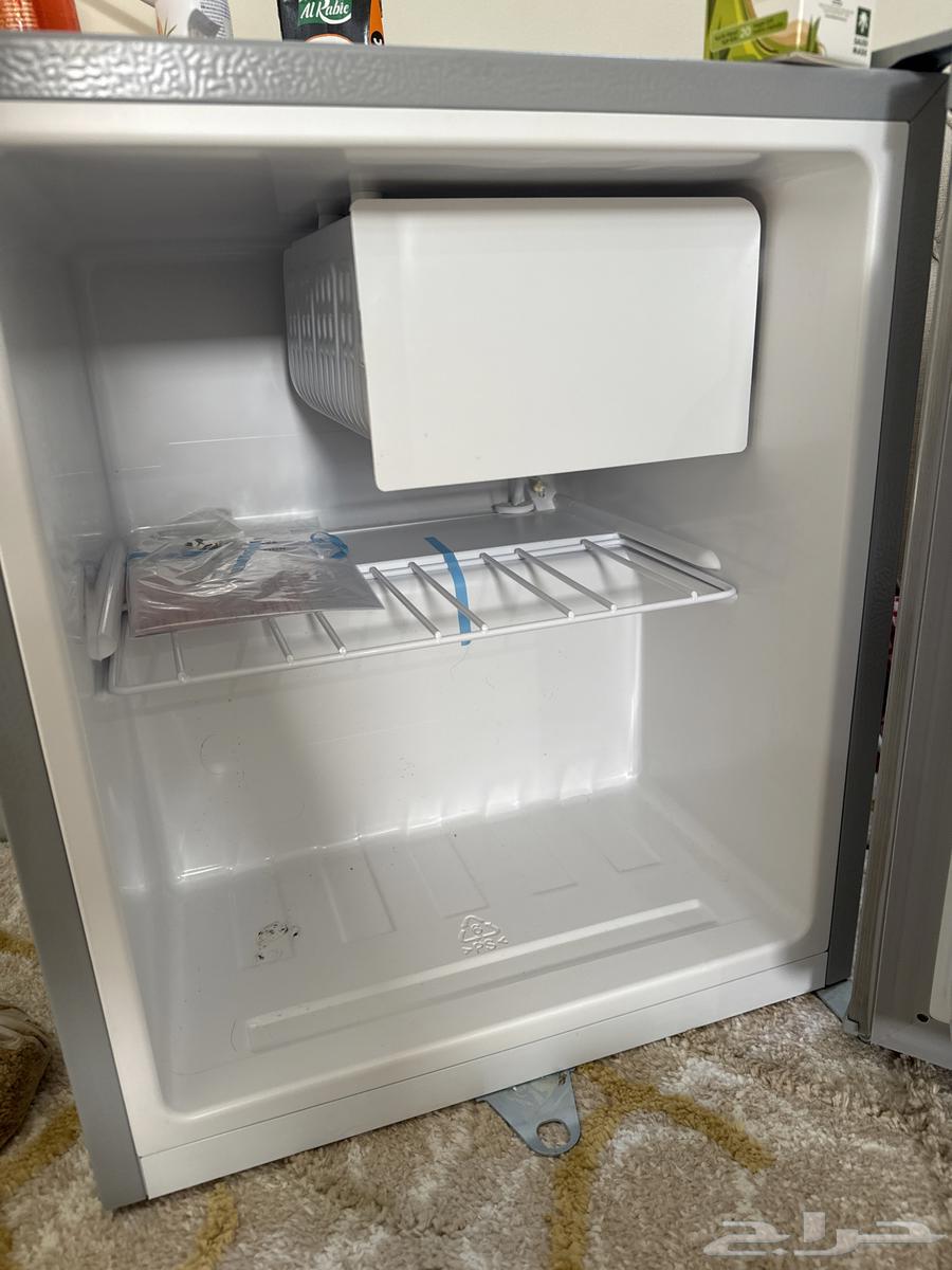 A small refrigerator for sale, almost new and very clean64523245743233112