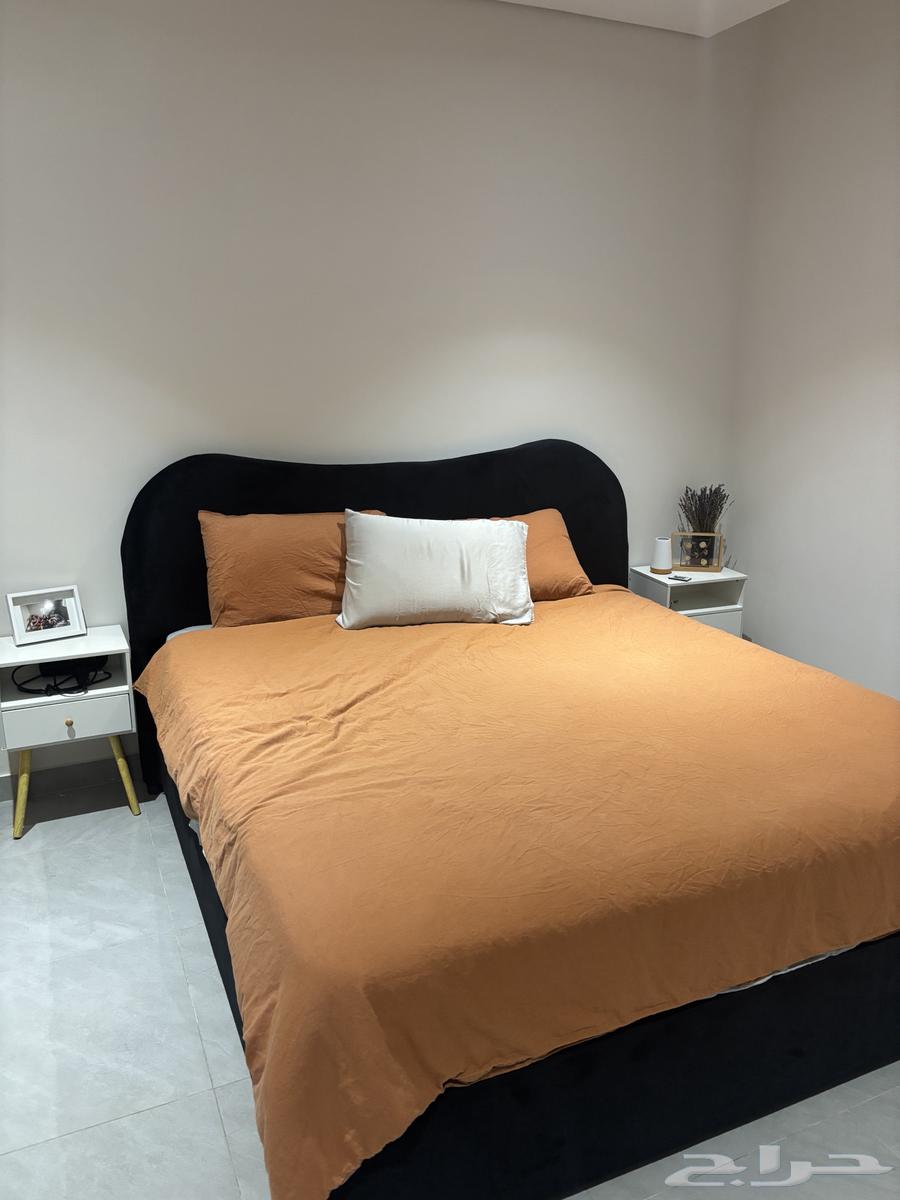 قاعدة السرير ولوحة الظهر والمرتبة شبه جديدة64525787623810110