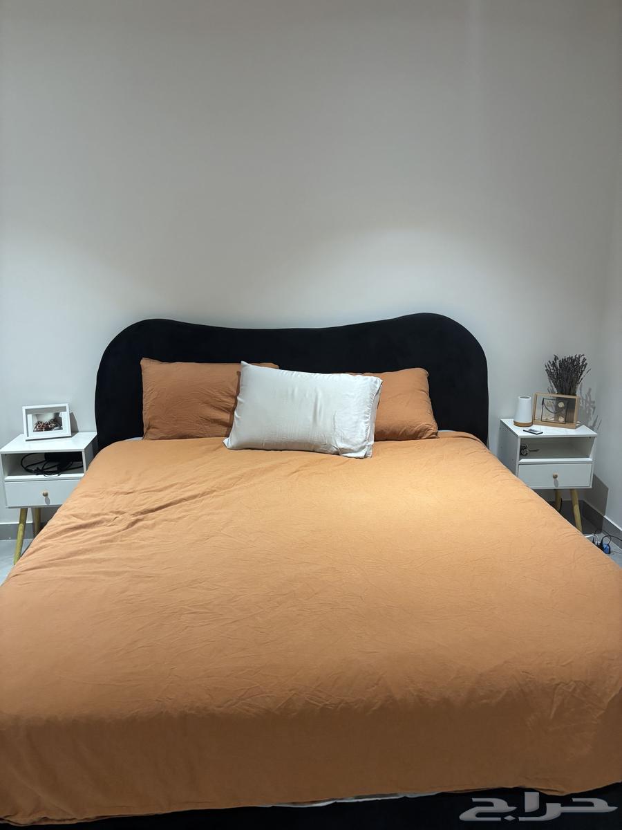 قاعدة السرير ولوحة الظهر والمرتبة شبه جديدة64525787623810112