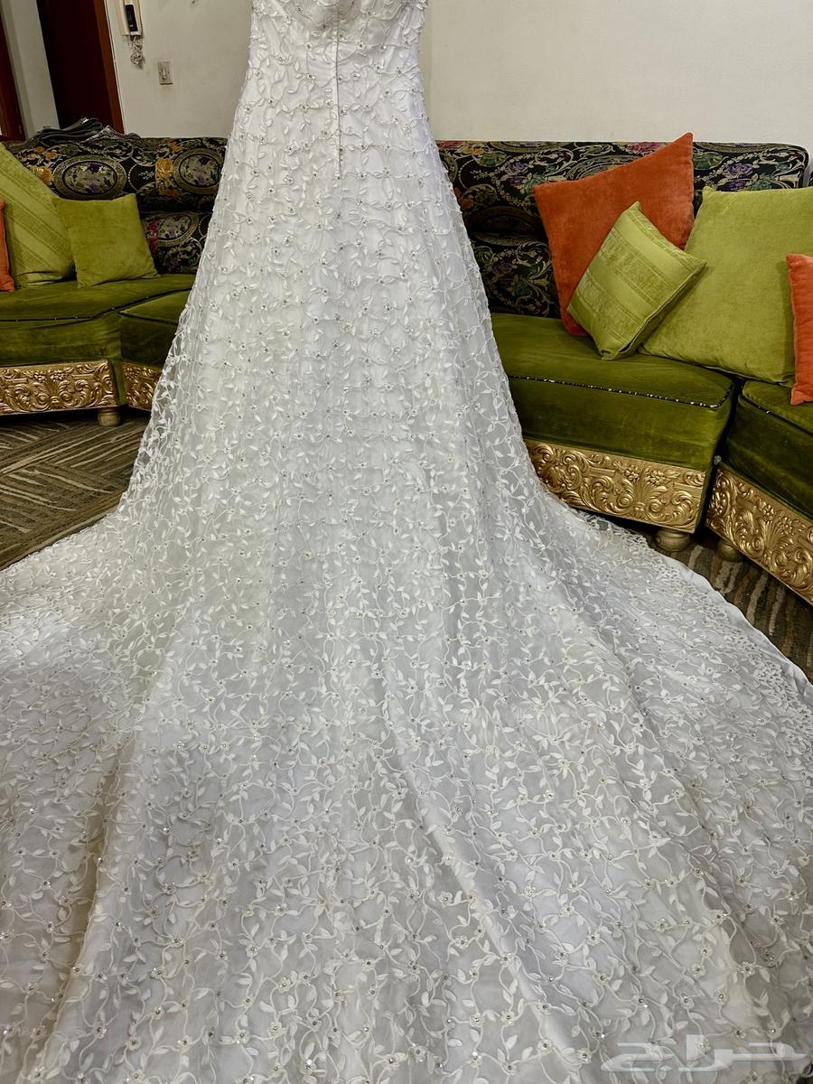 فستان زفاف فاخر مرصع بالماس ومطرز مع ذيله64522669480449113