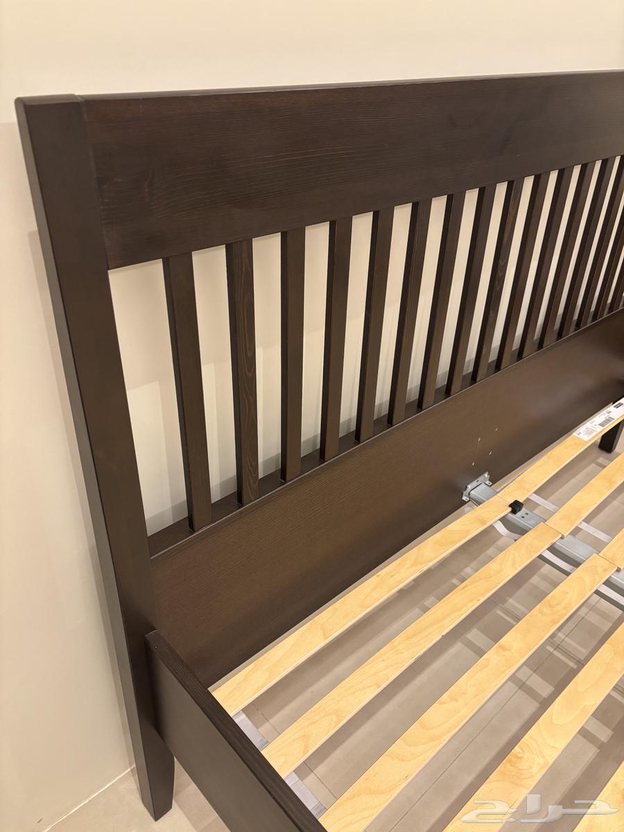 هيكل سرير بني من ايكيا مع كمودينة64521311894402114