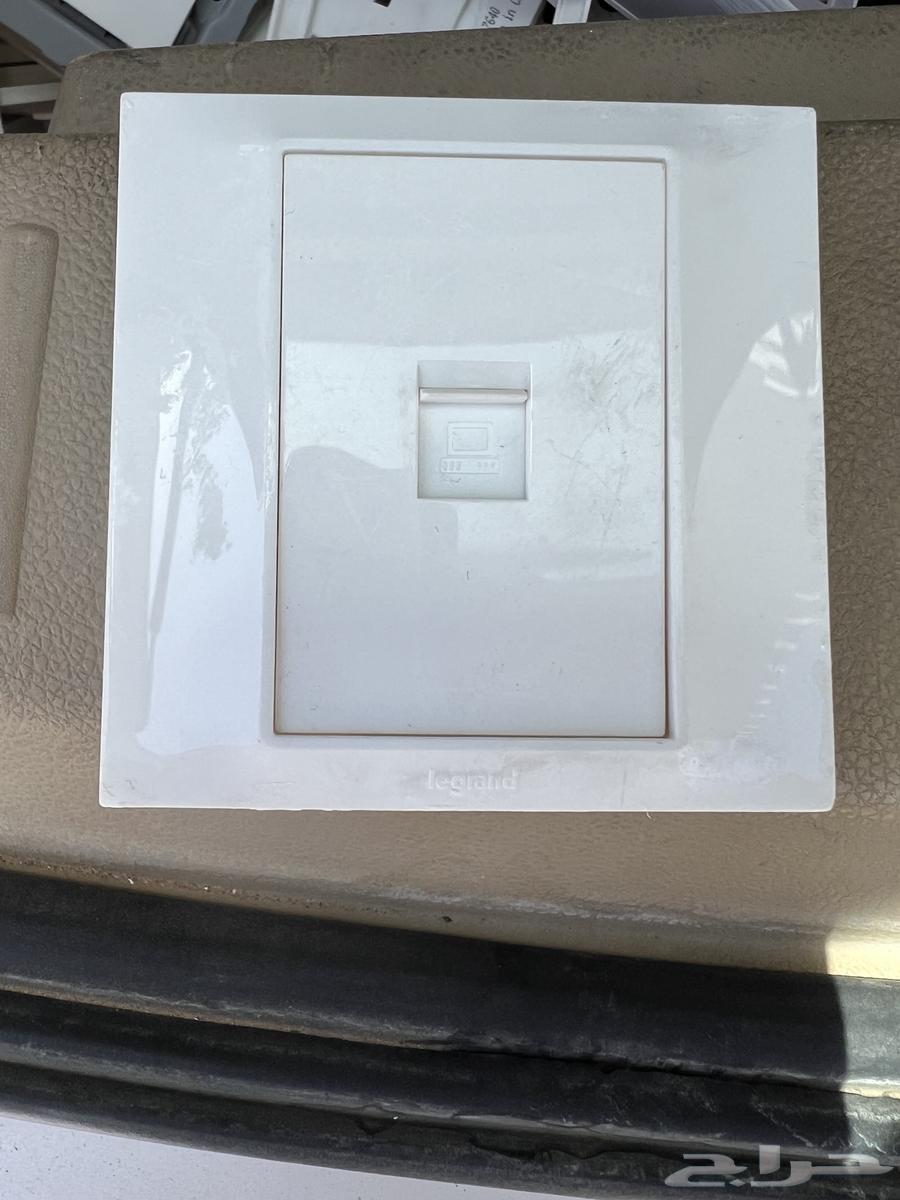 للبيع أفياش بحالة جيدة64523612509315111