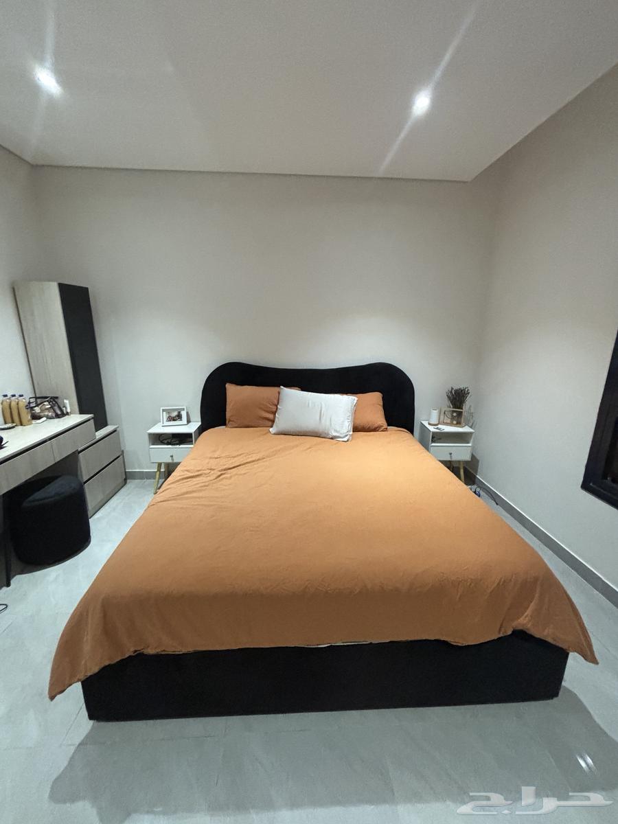 قاعدة السرير ولوحة الظهر والمرتبة شبه جديدة64525787623810111