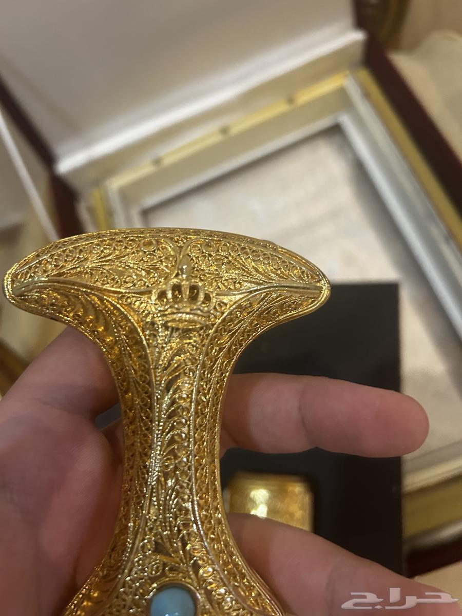 Luxurious gold-plated dagger with engraving of the Hashemite crown emblem64520954644227110
