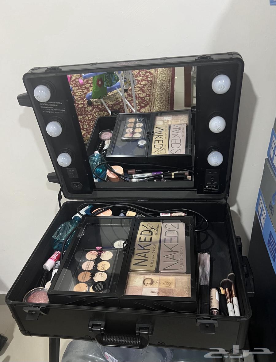 Makeup bag with folding and extending legs with lighting64523076299267110