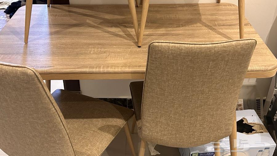 للبيع مستعجل طاولة طعام وعلاقة ملابس مع ادراج64524238749185113